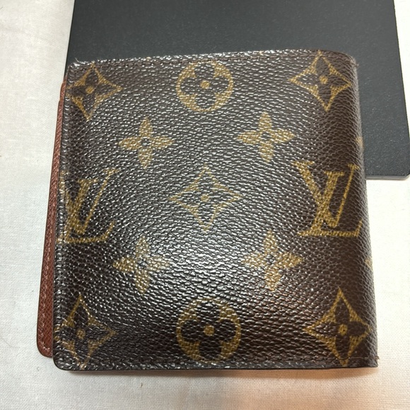 Louis Vuitton Monogrammed bi-fold wallet - Picture 2 of 13